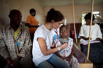 Eine Ärztin untersucht ein Kind im Krankenhaus in Bossangoa. © MSF / Ton Koene