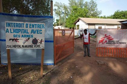 Der Eingang zum Krankenhaus in Bossangoa: Ein Schild weist darauf hin, dass keine Waffen erlaubt sind. © MSF / Ton Koene