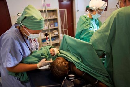 Eine Kaiserschnitt-Operation im Krankenhaus in Bossangoa. © MSF / Ton Koene