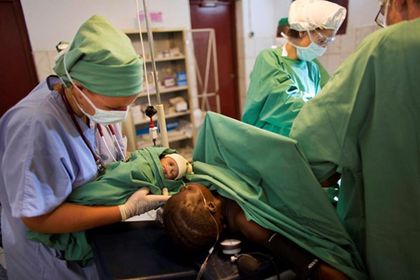 A caesarean surgery at the hospital in Bossangoa © MSF / Ton Koene
