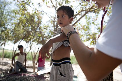 Check-up: A Medical Examiner MSF listens to the lungs of a four year old patient. © Wendy Marijnissen